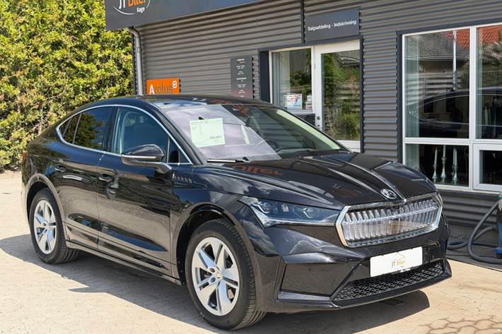 Sort Skoda Enyaq fra 2023 set udefra
