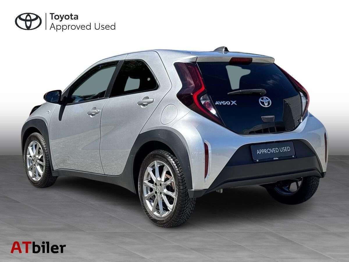 Sølv Toyota Aygo X fra 2023