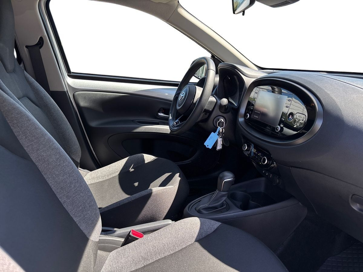 Sølv Toyota Aygo X fra 2023