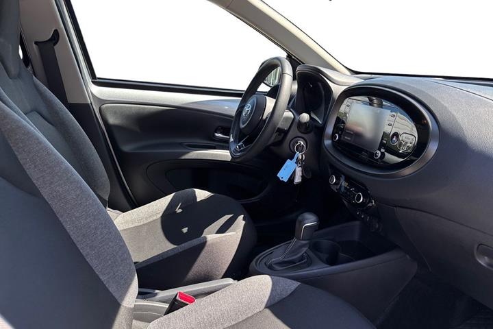 Sølv Toyota Aygo X fra 2023