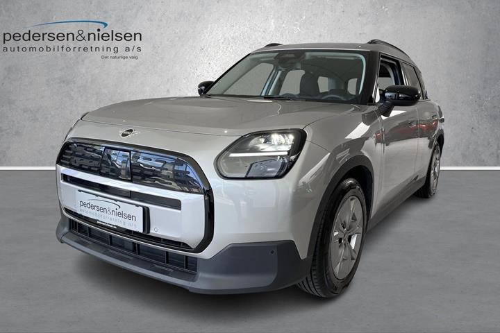 Sølv Mini Countryman fra 2024 set udefra