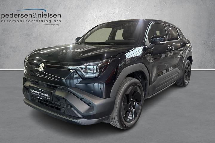 Sort Suzuki eVitara fra 2025 set udefra