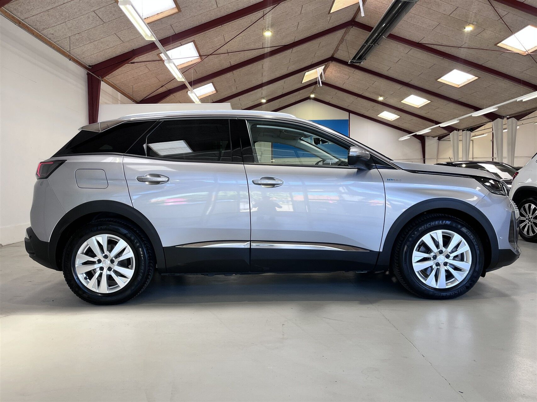 Grå Peugeot 3008 fra 2021