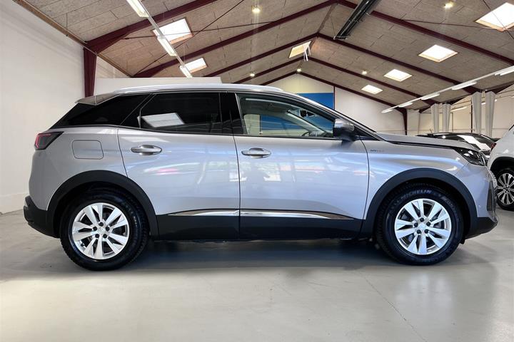 Grå Peugeot 3008 fra 2021