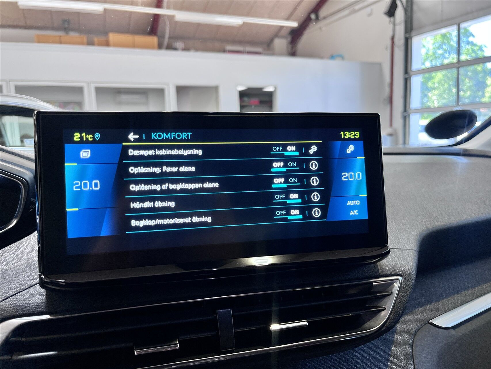 Grå Peugeot 3008 fra 2021