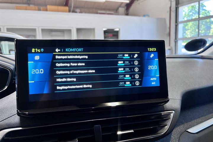 Grå Peugeot 3008 fra 2021