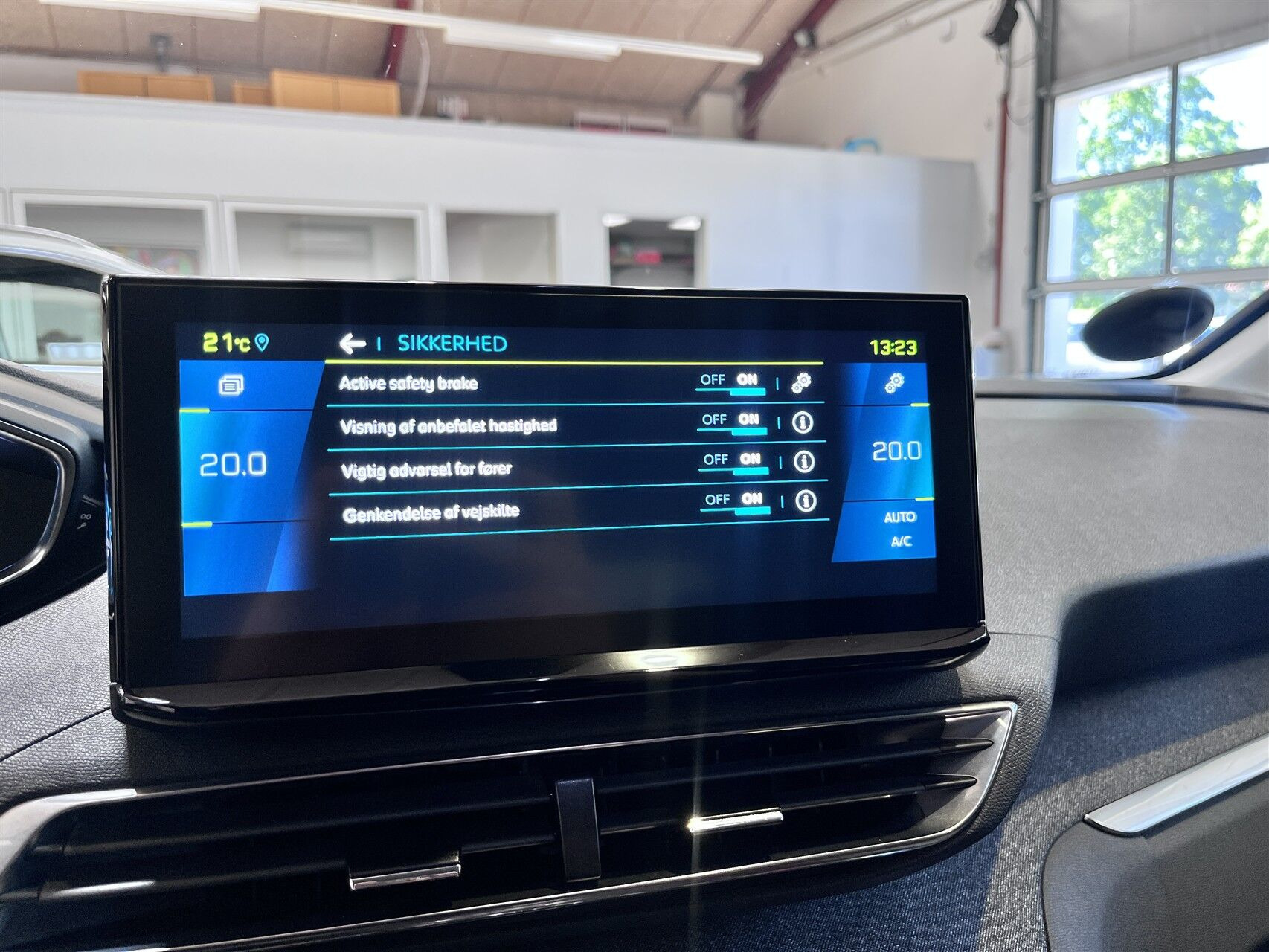 Grå Peugeot 3008 fra 2021
