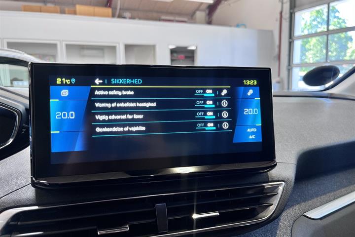 Grå Peugeot 3008 fra 2021