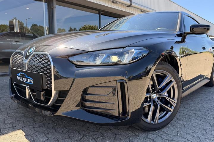 Sort BMW i4 fra 2024 set udefra