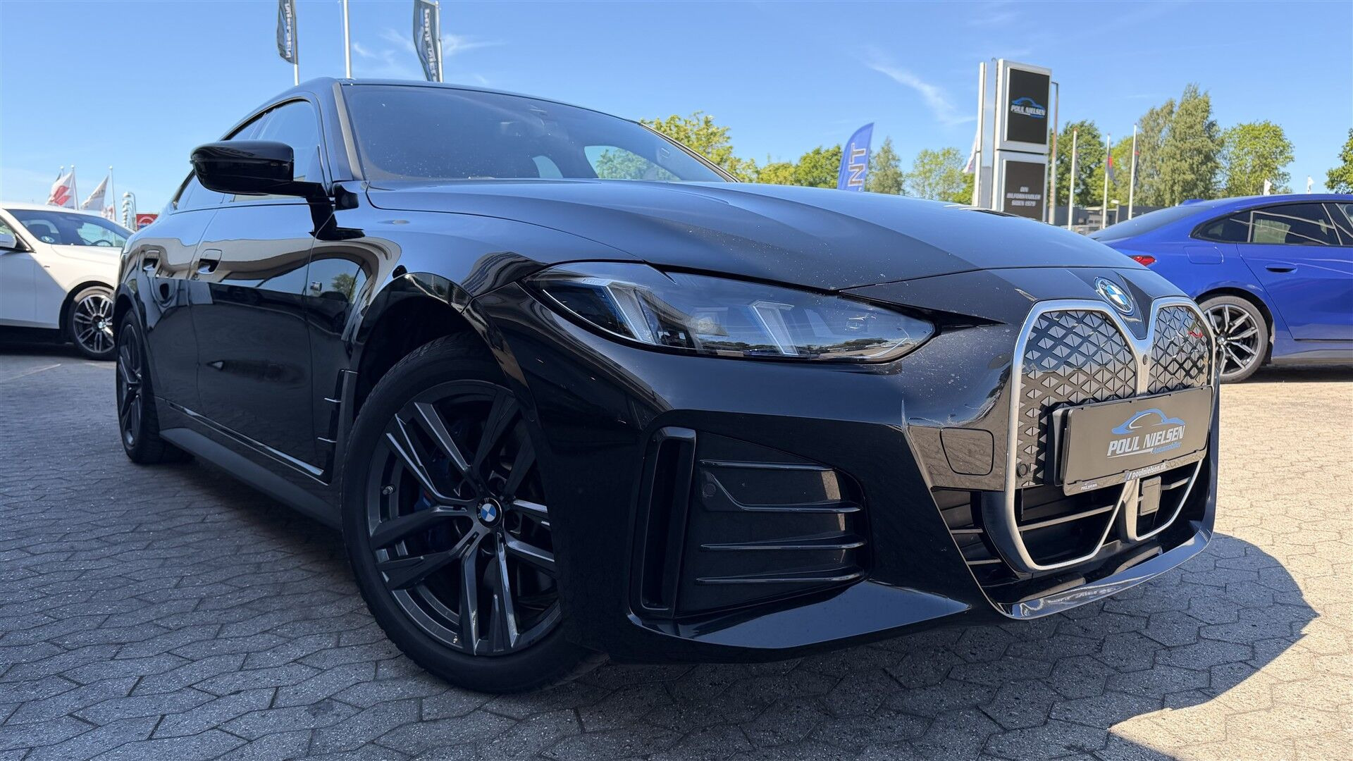 Sort BMW i4 fra 2024 set udefra