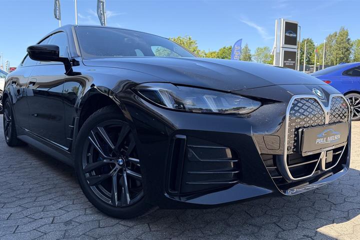 Sort BMW i4 fra 2024 set udefra