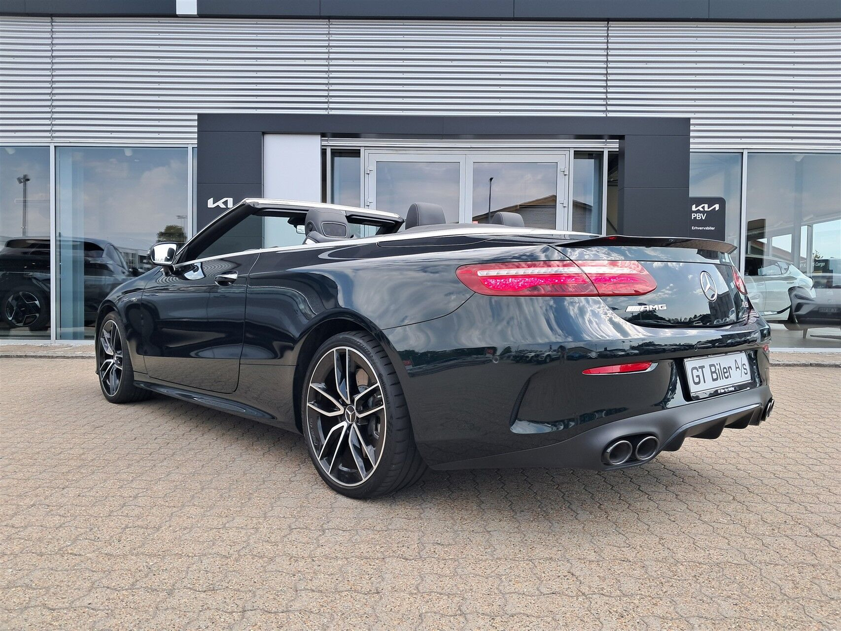 Grøn Mercedes E53 AMG fra 2019 set udefra