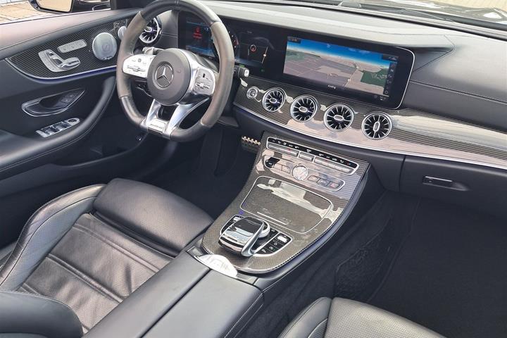Grøn Mercedes E53 AMG fra 2019 set indefra