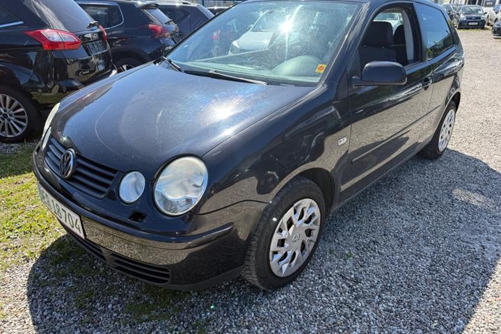 Sort VW Polo fra 2004 set udefra