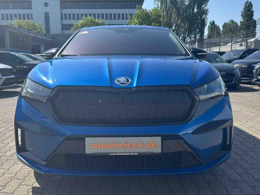 Blå Skoda Enyaq fra 2023