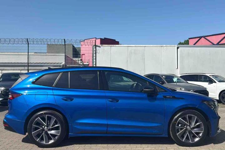 Blå Skoda Enyaq fra 2023