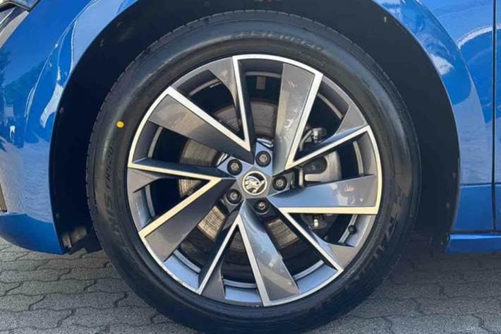 Blå Skoda Enyaq fra 2023