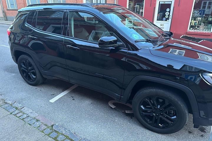 Sort Jeep Compass fra 2022