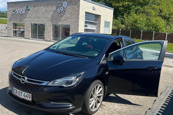Blå Opel Astra fra 2018