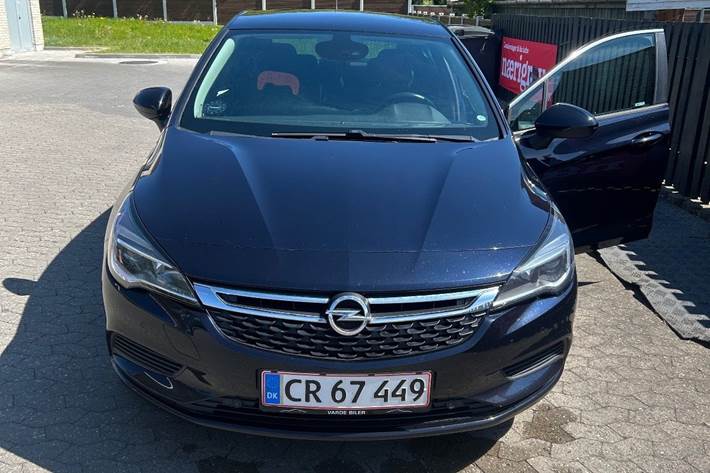 Blå Opel Astra fra 2018