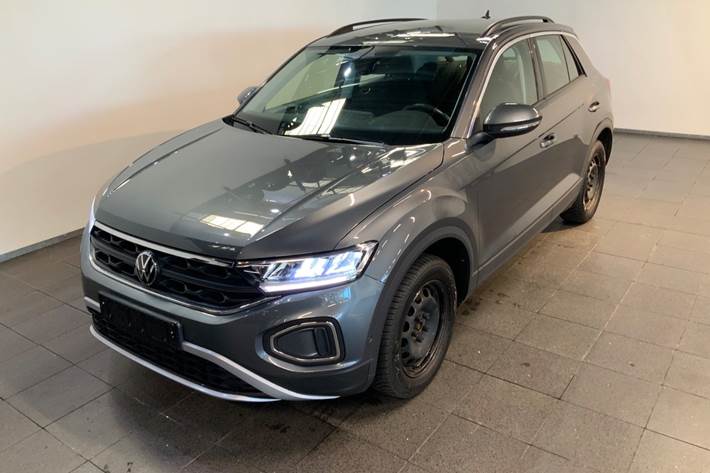 Grå VW T-Roc fra 2022 set udefra