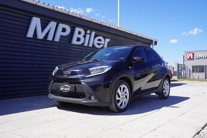 Sort Toyota Aygo X fra 2022 set udefra