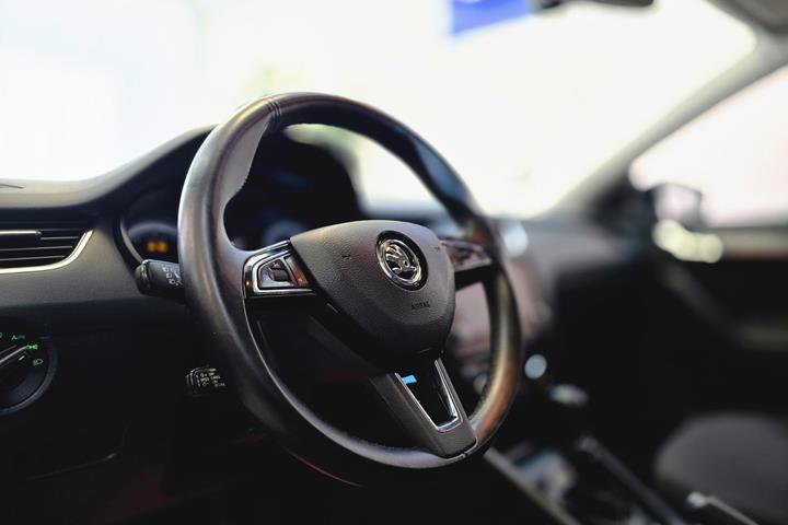 Grå Skoda Octavia fra 2018