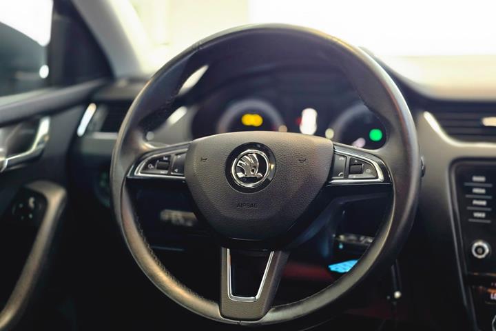 Grå Skoda Octavia fra 2018