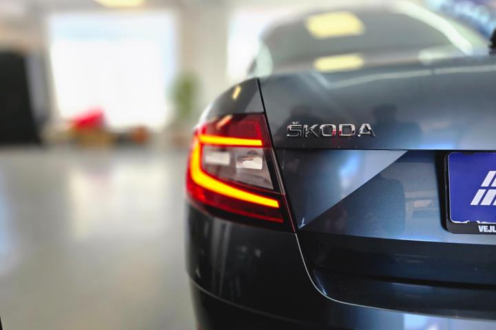 Grå Skoda Octavia fra 2018