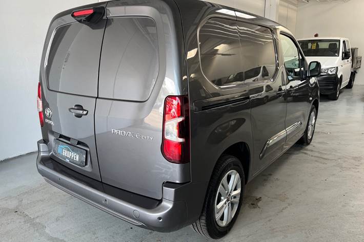 Grå Toyota ProAce City fra 2022