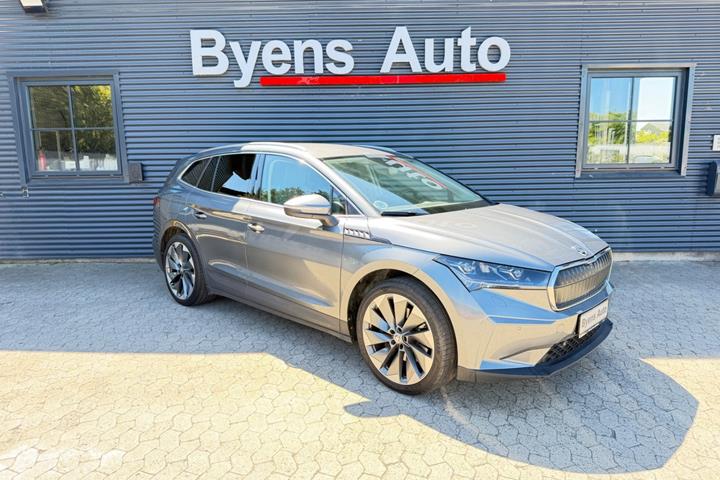 Grå Skoda Enyaq fra 2022 set udefra