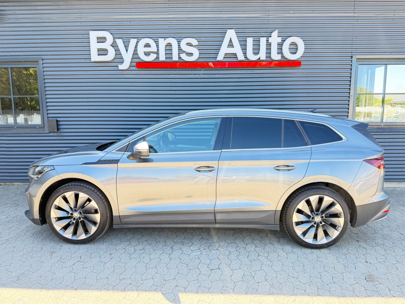 Grå Skoda Enyaq fra 2022