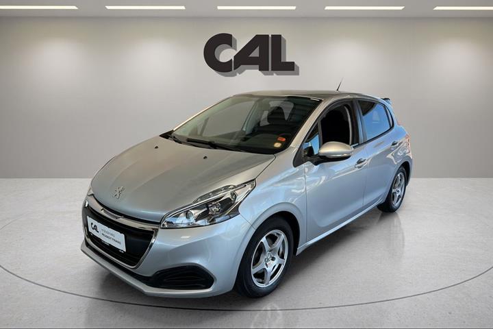 Sølv Peugeot 208 fra 2017 set udefra