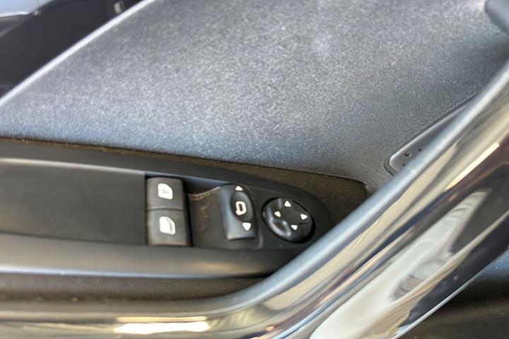 Sølv Peugeot 208 fra 2017