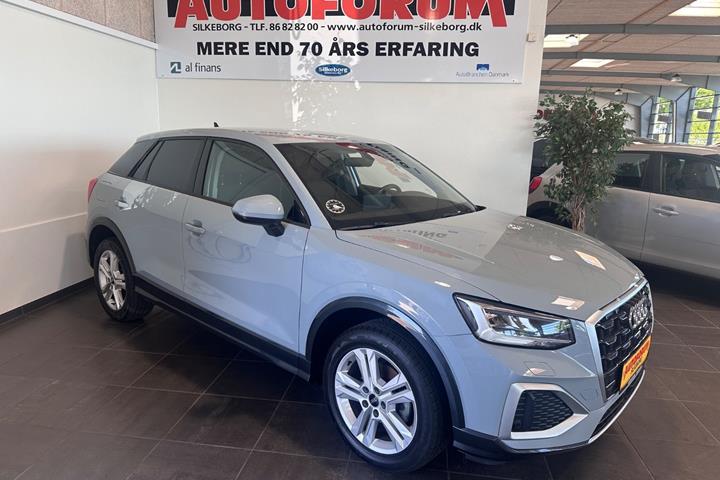 Grå Audi Q2 fra 2022 set udefra