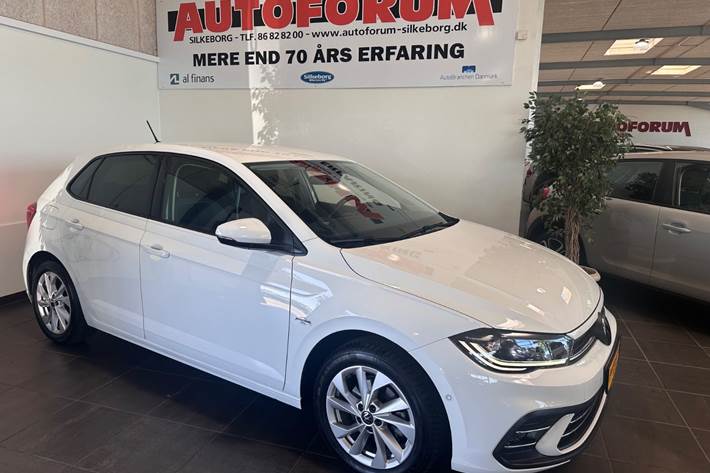 Hvid VW Polo fra 2023 set udefra