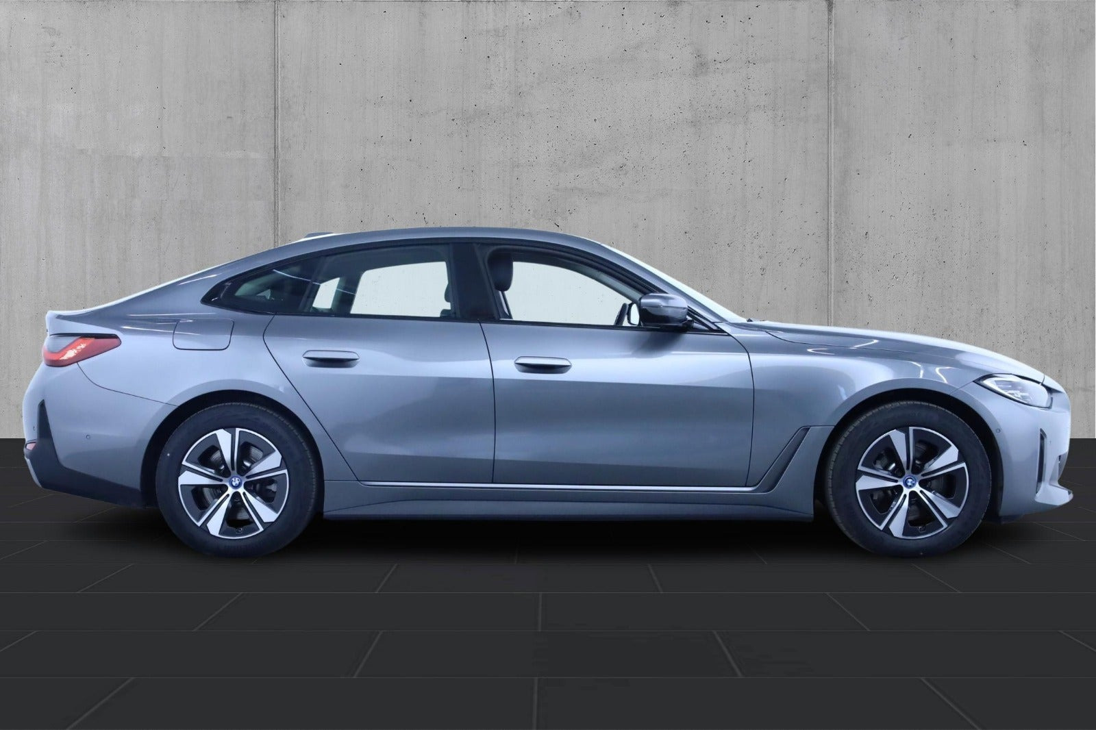 Sølv BMW i4 fra 2023