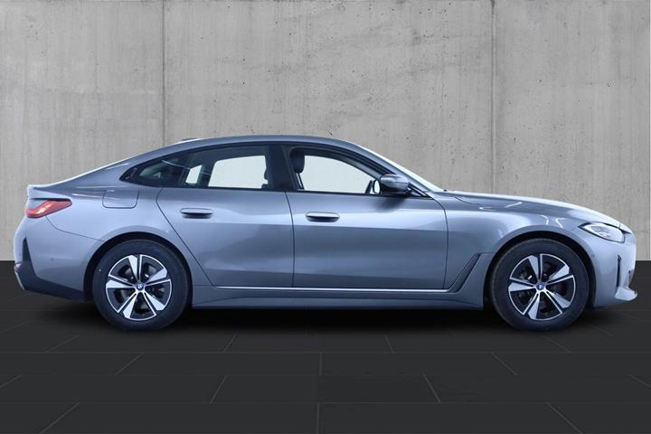 Sølv BMW i4 fra 2023