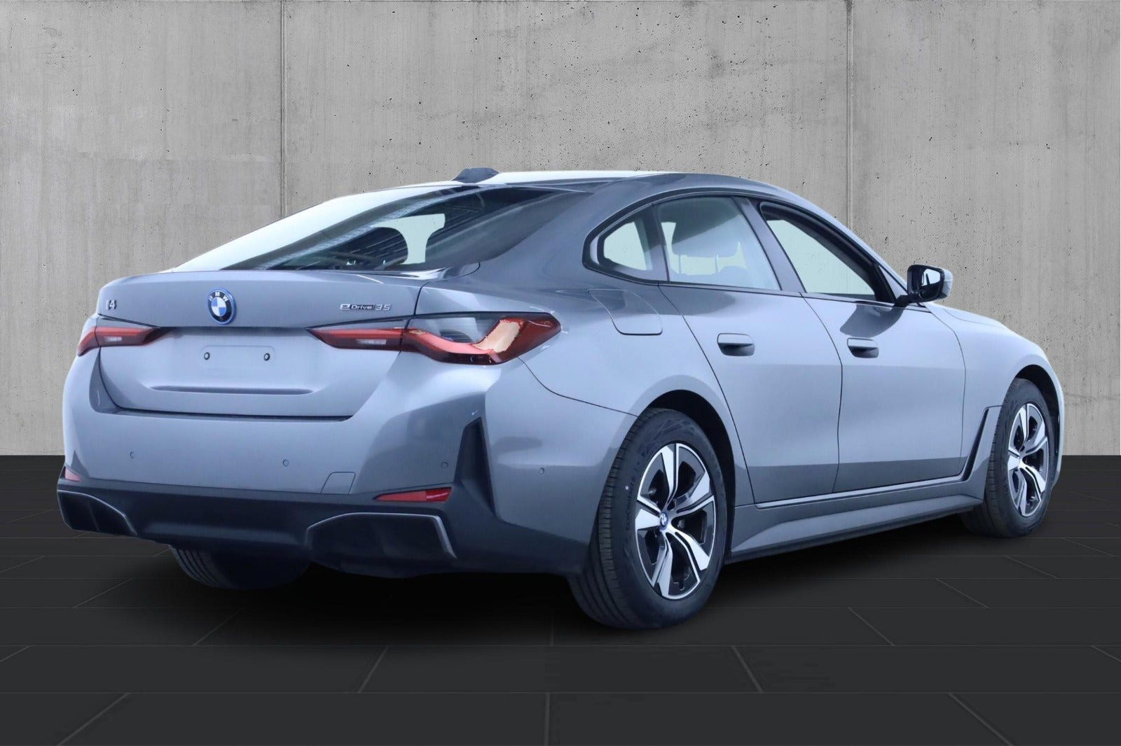 Sølv BMW i4 fra 2023