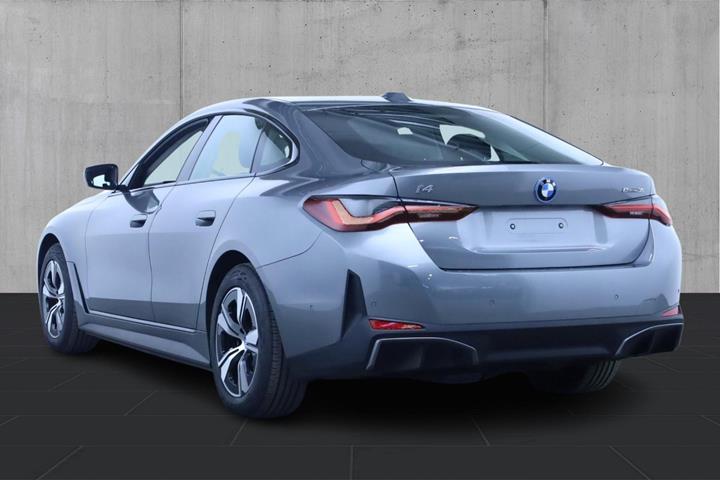 Sølv BMW i4 fra 2023