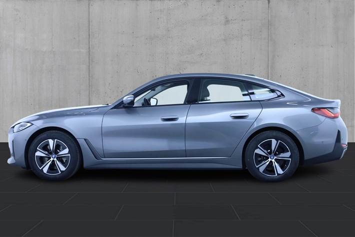 Sølv BMW i4 fra 2023
