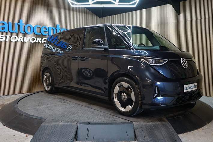 Blå VW ID.Buzz fra 2025 set udefra