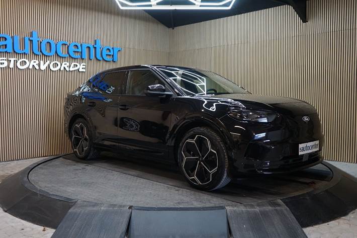 Sort Ford Capri fra 2025 set udefra