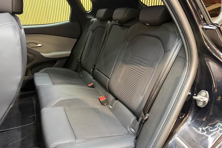 Sort Ford Capri fra 2025