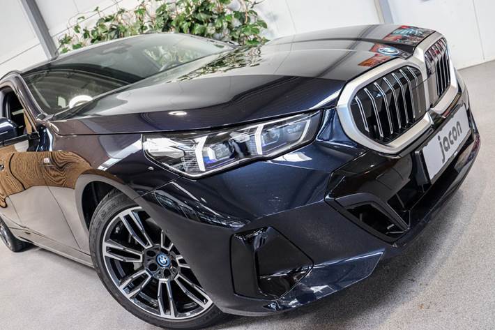 Sort BMW i5 fra 2025