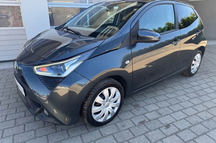Grå Toyota Aygo fra 2020