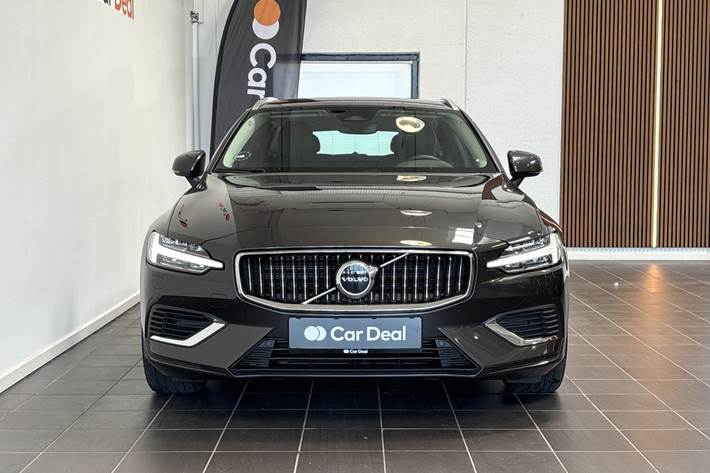 Grå Volvo V60 fra 2023