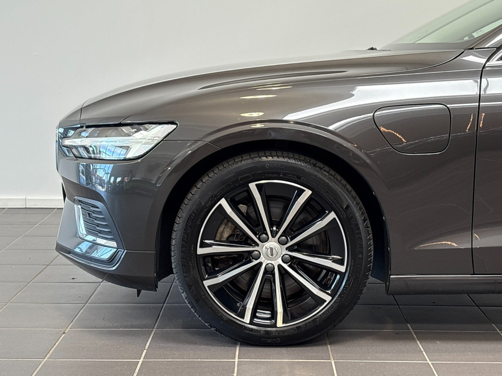 Grå Volvo V60 fra 2023