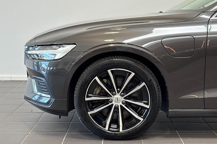 Grå Volvo V60 fra 2023