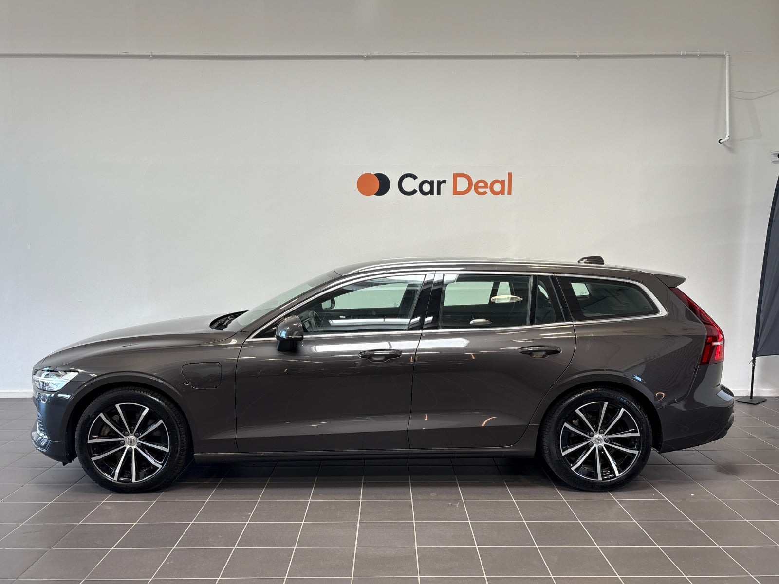 Grå Volvo V60 fra 2023